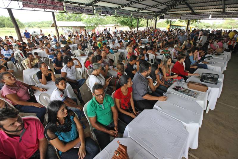 Onze municípios do sul e sudeste paraense recebem recursos do Estado para recuperar ruas e vicinais atingidas pelas enchentes e fortes chuvas que caem na região. Em agenda oficial nesta sexta-feira (6), o governador Simão Jatene assinou, pela manhã, no Parque de Exposições Valeu Boi Leilões, em Rio Maria, os convênios que garantem o repasse de cerca de R$ 4 milhões. As obras de caráter emergencial serão executadas pelas prefeituras em parceria com a Secretaria de Estado de Transportes (Setran). O objetivo é recuperar a trafegabilidade nessas localidades e assegurar o direito de ir e vir da população. Na manhã desta sexta, foram assinados nove convênios, com os municípios de Redenção, Pau D’Arco, São Félix do Xingu, Santa Maria das Barreiras, Tucumã, Água Azul do Norte, Xinguara, Bannach e Rio Maria. Além da Setran, participam da ação o Centro Regional de Governo do Sudeste do Pará e a Defesa Civil. “O valor do investimento em cada município vai depender da necessidade verificada pelas equipes do Estado e das prefeituras. O recurso não será usado para reconstruir vias, mas para restabelecer a trafegabilidade”, disse o secretário de Transportes, Kléber Menezes.
FOTO: ANTÔNIO SILVA / AG. PARÁ
DATA: 06.04.2018
RIO MARIA - PARÁ <div class='credito_fotos'>Foto: Antônio Silva/Ag. Pará | <a href='/midias/2018/originais/a0ef17a6-db39-455a-bf46-7de85c19fd94.jpg' download><i class='fa-solid fa-download'></i> Download</a></div>