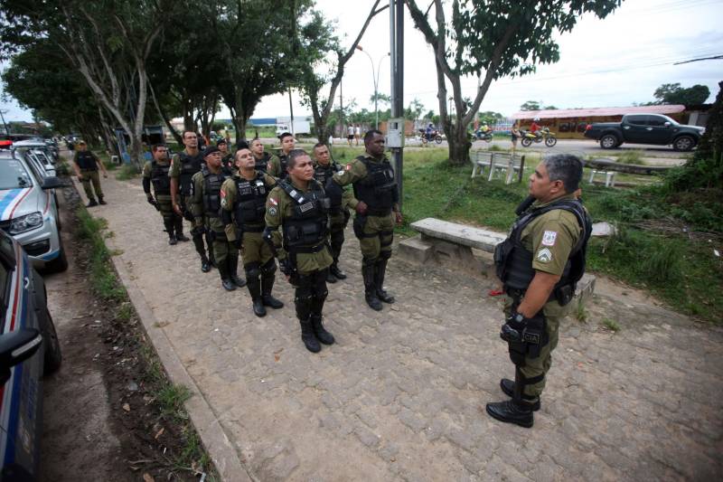 A Polícia Militar do Estado iniciou nesta segunda-feira, 30, a operação Sáfara 3, de combate à criminalidade na Grande Belém. Duas áreas de grande incidência criminal Guamá e Tapanã, foram priorizadas nesse primeiro dia de operação. A partir do bairro do Guamá, os policiais percorreram áreas dos bairros da Terra Firme e Jurunas. A partir do Tapanã, foram atendidas áreas da Pratinha, Bengui e Parque Verde. A escolha dos locais teve por base ocorrências criminais monitoradas pela inteligência da Polícia Militar. Só nos bairros do Bengui e Cabanagem, no mês de abril, foram contabilizados onze homicídios.
FOTO: THIAGO GOMES / AG. PARÁ
DATA: 30.04.2018
BELÉM - PARÁ <div class='credito_fotos'>Foto: Thiago Gomes /Ag. Pará | <a href='/midias/2018/originais/a0efc59a-6207-4007-866e-cfe7fcdbfc80.jpg' download><i class='fa-solid fa-download'></i> Download</a></div>