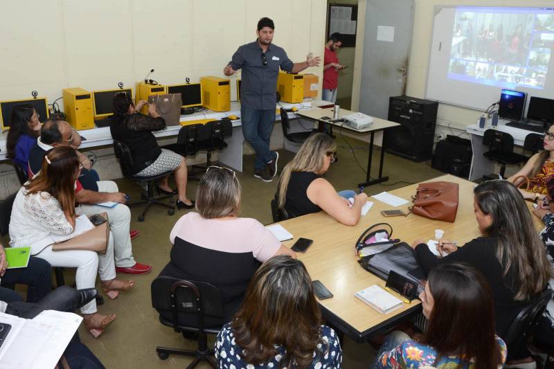 A implantação da plataforma digital Google for Education na rede estadual de ensino possibilitará um leque de opções para a comunidade escolar no campo da aprendizagem, inclusive em família. Em breve, pais de alunos da rede pública estadual poderão acompanhar os conteúdos ministrados aos estudantes por meio da ferramenta Google Sala de Aula, a partir das orientações dos professores. As vantagens da plataforma foram mostradas nesta sexta-feira (09), em reunião dos dirigentes da Coordenadoria de Tecnologia Aplicada à Educação, da Secretaria de Estado de Educação (CTAE/Seduc) com integrantes da empresa Inteceleri, representante da Google no Pará e contratada pela Seduc para executar o projeto.
FOTO: RAI PONTES / ASCOM SEDUC
DATA: 10.02.2018
BELÉM - PARÁ <div class='credito_fotos'>Foto: Rai Pontes/Ascom Seduc | <a href='/midias/2018/originais/a0f330b2-ef0f-45e7-9837-bd9bf00f1e1d.jpg' download><i class='fa-solid fa-download'></i> Download</a></div>