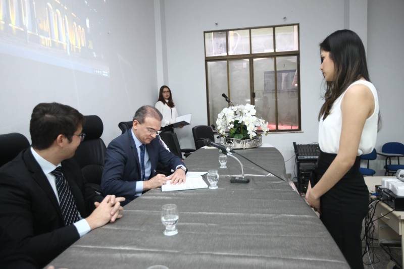 O procurador-geral do Estado, Ophir Cavalcante Junior, deu posse, na tarde da última segunda-feira (26), a seis novos procuradores do Estado, aprovados no 20º concurso público da Procuradoria Geral do Estado (PGE). O evento ocorreu no auditório do prédio-sede da instituição, em Batista Campos, Belém. Foram empossados Idemar Cordeiro Peracchi, Edson dos Santos Matoso, Ducival Carvalho Pereira Júnior, Giulliane Pinheiro Corrêa de Lima, Jobson de Oliveira Pereira e Arthur Marcel Batista Gomes. A cerimônia teve a presença do procurador-geral adjunto, Henrique Nobre Reis, do corregedor-geral da PGE, Paulo de Tarso Dias Klautau Filho, do presidente da Associação dos Procuradores do Estado, Ary Lima Cavalcanti, e de diversos procuradores do Estado, familiares e amigos dos empossados.
FOTO: THIAGO GOMES / AG. PARÁ
DATA: 27.03.2018
BELÉM - PARÁ <div class='credito_fotos'>Foto: Thiago Gomes /Ag. Pará | <a href='/midias/2018/originais/a0f98b9c-3e64-4378-b660-d7a91590a28e.jpg' download><i class='fa-solid fa-download'></i> Download</a></div>