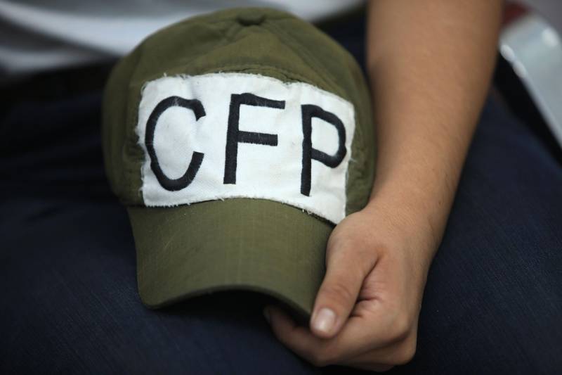Cerca de 2.400 policiais militares que estão em processo de formação por meio dos Cursos de Formação de Praças (CFP), de Oficiais (CFO), de Habilitação de Oficiais (CHO) e de Adaptação de Oficiais (CHO). Os alunos do Curso de Formação de Praças da PMPA ingressarão no serviço externo ao final do 2º módulo da formação, previsto para abril.
FOTO: MÁCIO FERREIRA / AG. PARÁ
DATA: 15.02.2018
BELÉM - PARÁ <div class='credito_fotos'>Foto: MÁCIO FERREIRA/ AG. PARÁ | <a href='/midias/2018/originais/a0fd328a-3736-4f31-92b2-fd1172893d14.jpg' download><i class='fa-solid fa-download'></i> Download</a></div>