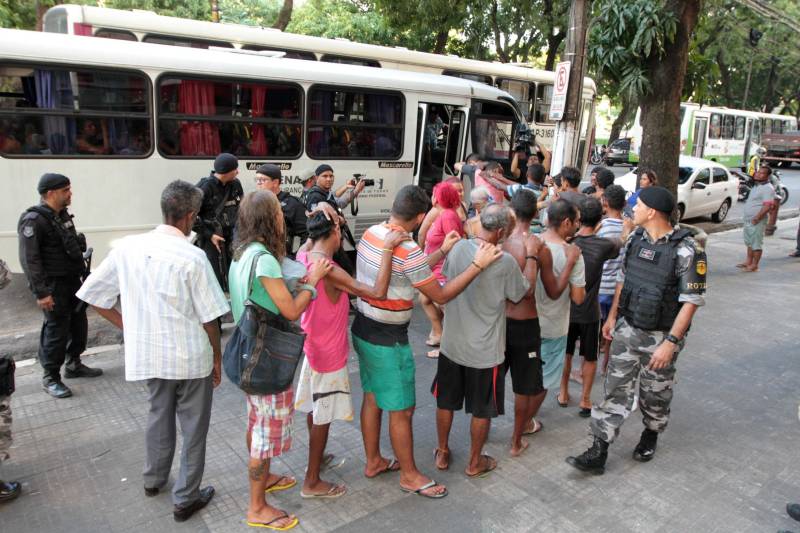Após dois meses de investigação e um trabalho intenso de inteligência, as forças de segurança estaduais prenderam na tarde de hoje, durante a “Operação Campina”, desencadeada no bairro de mesmo nome, centro de Belém, quatro mulheres acusadas de tráfico de drogas e apreendeu quase dois quilos de cocaína, maconha e crack, resultado do cumprimento de oito mandados de busca e apreensão.
FOTO: CRISTINO MARTINS / AG. PARÁ
DATA: 16.02.2018
BELÉM - PARÁ <div class='credito_fotos'>Foto: Cristino Martins/Ag. Pará | <a href='/midias/2018/originais/a104c9a2-b959-4911-ad42-6cc17bd54639.jpg' download><i class='fa-solid fa-download'></i> Download</a></div>
