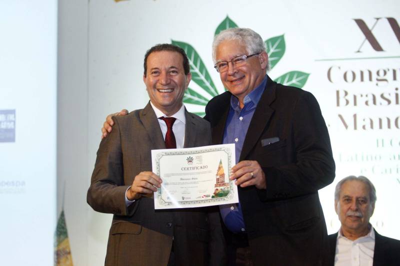 Autoridades, cientistas, empresários e produtores rurais participaram, na noite desta segunda-feira (12), no Hangar Convenções e Feiras da Amazônia, da abertura do XVII Congresso Brasileiro de Mandioca e do II Congresso Latino-Americano e Caribenho de Mandioca, os dois mais importantes eventos voltados à mandiocultura no Brasil e no continente, que ocorrem pela primeira vez no Pará. Durante a abertura dos congressos, autoridades, produtores e técnicos que trabalham para o desenvolvimento da cadeia produtiva da mandioca receberam certificados pela contribuição (foto).
FOTO: THIAGO GOMES / AG. PARÁ
DATA: 12.03.2018
BELÉM - PARÁ <div class='credito_fotos'>Foto: Thiago Gomes /Ag. Pará | <a href='/midias/2018/originais/a10ab898-a051-4f2a-b7ce-521535f96e09.jpg' download><i class='fa-solid fa-download'></i> Download</a></div>