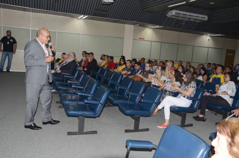 Mais de 100 profissionais de instituições de ensino, especialistas em esporte paralímpico e atletas, se reuniram na tarde desta quarta-feira (21), na abertura do I Seminário Regional Escolar Paralímpico - Norte II, realizado em Belém, na sede da Fundação Cultural do Pará. O segundo vice-presidente do Comitê Brasileiro Paralímpico, Ivaldo Brandão Vieira (foto), falou sobre a realização do seminário em Belém.
FOTO: RAI PONTES / ASCOM SEDUC
DATA: 21.03.2018
BELÉM - PARÁ <div class='credito_fotos'>Foto: Rai Pontes/Ascom Seduc | <a href='/midias/2018/originais/a111551b-cf6a-4f44-b8a3-5f982790b36d.jpg' download><i class='fa-solid fa-download'></i> Download</a></div>
