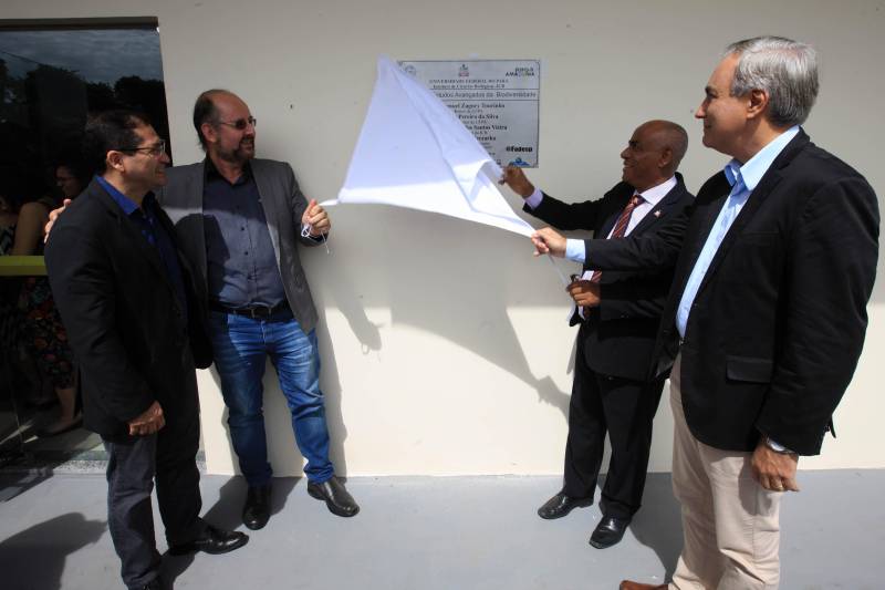 Renovar, reinventar, repensar e preservar a Amazônia e sua extensa biodiversidade serão as principais funções do Centro de Estudos Avançados da Biodiversidade (Ceabio), o primeiro da região Norte e um dos pioneiros do país. Inaugurado nesta quarta-feira (21), o laboratório faz parte do Parque de Ciência e Tecnologia Guamá (PCT Guamá), sediado em Belém.
FOTO: MÁCIO FERREIRA / AG. PARÁ
DATA: 21.02.2018
BELÉM - PARÁ <div class='credito_fotos'>Foto: MÁCIO FERREIRA/ AG. PARÁ | <a href='/midias/2018/originais/a1178e48-c4c8-4d00-b6cb-50d709b8a796.jpg' download><i class='fa-solid fa-download'></i> Download</a></div>