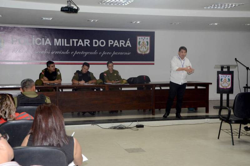 Gestores de Unidades Seduc na Escola (USEs) e de Unidades Regionais de Educação (UREs) da Região Metropolitana de Belém (RMB) deverão se reunir, nos próximos dias, com os comandantes de Batalhões e Companhias da Polícia Militar do Pará com o objetivo de traçar estratégias de enfrentamento à violência dentro das escolas. No primeiro momento, será realizado um diagnóstico das escolas que estão em situação mais vulnerável, para que a presença da polícia nessas unidades seja intensificada. A medida foi decidida na tarde de quarta-feira (28), durante reunião entre a PM e gestores para tratar do problema, na sede do comando da Polícia Militar, na Avenida Augusto Montenegro, em Belém. Na foto, o coronel PM Roberto Campos, secretário adjunto de Logística Escolar da Secretaria de Estado de Educação (Seduc).
FOTO: RAI PONTES / ASCOM SEDUC
DATA: 29.03.2018
BELÉM - PARÁ <div class='credito_fotos'>Foto: Rai Pontes/Ascom Seduc | <a href='/midias/2018/originais/a11f4619-61bb-41d2-9633-1e2895fa2e9f.jpg' download><i class='fa-solid fa-download'></i> Download</a></div>