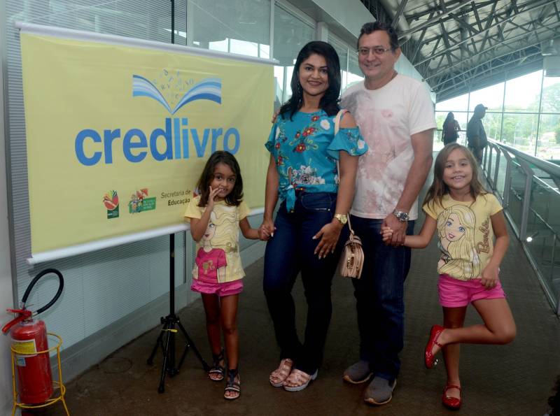 O estande da Secretaria de Estado de Educação (Seduc) já está em pleno funcionamento na 22ª Feira Pan-Amazônica do Livro, no Hangar Convenções e Feiras da Amazônia, em Belém. A feira que abriu na manhã deste sábado (2) e faz homenagem ao país Colômbia. Na foto, Sulamita Lima Silva (azul), professora de Biologia na Escola Estadual Luiz Gualberto Pimentel, no Município de Dom Eliseu. Ela e o marido são professores da rede estadual e deram um bom exemplo: adquiriram livros para as filhas.
FOTO: RAI PONTES / ASCOM SEDUC
DATA: 02.06.2018
BELÉM - PARÁ <div class='credito_fotos'>Foto: Rai Pontes/Ascom Seduc | <a href='/midias/2018/originais/a12aed38-fe40-44a6-b91b-a01ce7a64b81.jpg' download><i class='fa-solid fa-download'></i> Download</a></div>