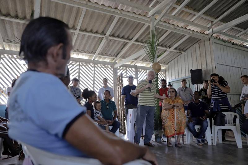 O título coletivo ratifica que 225 mil hectares de terra pertencem às 145 famílias remanescentes de quilombos que vivem em Cachoeira Porteira. A titulação ocorreu pela desafetação de parte das florestas estaduais (flotas) de Trombetas e Faro, aprovada pela Assembleia Legislativa do Pará e decretada pelo governador Simão Jatene. O presidente do Instituto de Terras do Pará (Iterpa), Daniel Lopes (foto), disse que a regularização de territórios quilombolas e extrativistas continuam sendo uma das prioridades do instituto.
FOTO: MÁRCIO NAGANO / SECOM
DATA: 03.03.2018
ORIXIMINÁ - PARÁ <div class='credito_fotos'>Foto: MÁRCIO NAGANO / SECOM | <a href='/midias/2018/originais/a1311600-311d-46f3-93ee-fd317fefaced.jpg' download><i class='fa-solid fa-download'></i> Download</a></div>