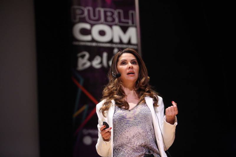 Todas as pessoas que deixaram o teatro onde acontece o Publicom Belém 2018 saíram animadas com o primeiro dia de evento, que encerrou às 20h desta segunda-feira (11). Ter a oportunidade de conhecer mais sobre temas atuais, conhecer de perto profissionais de sucesso da área de comunicação e trocar experiências com estudantes e outros profissionais da área foram os benefícios mais citados por quem participou do evento, que já acontece desde 2013. Na foto, a jornalista Layse Santos, da agência Eko, falou sobre o “marketing de oportunidade”.
FOTO: THIAGO GOMES / AG. PARÁ
DATA: 11.06.2018
BELÉM - PARÁ <div class='credito_fotos'>Foto: Thiago Gomes /Ag. Pará | <a href='/midias/2018/originais/a13326c2-2c24-4243-bf88-f432bc01f642.jpg' download><i class='fa-solid fa-download'></i> Download</a></div>