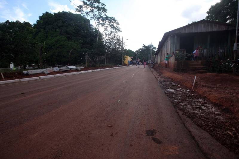 Também foram entregues nesta segunda (25) obras no distrito de Serra Pelada, em Curionópolis, sudeste do Estado. Uma das inaugurações foi a da Escola Estadual de Ensino Médio Joaquina Diamantina. A unidade de ensino teve investimento de R$ 220 mil em serviços nas redes elétrica e hidráulica, além de pintura, melhoria do forro e cobertura, assim como parte do piso, muro e calçada. Fundada em 1989, a escola foi praticamente reconstruída para atender com qualidade os 232 estudantes, nos turnos da tarde e à noite. São três salas de aula; bloco administrativo (sala da direção, sala dos professores e secretaria); uma copa cozinha, uma dispensa para armazenamento de alimentos da merenda escolar e banheiros masculino, feminino e de pessoa com deficiência (PCD). Em Curionópolis, o governador também entregou a pavimentação asfáltica de quatro quilômetros de vias urbanas, uma parceria com a Prefeitura de Curionópolis, dentro do Programa Asfalto na Cidade. Para esta obra, foram destinados R$ 1,7 milhão, que incluem serviços em terra, sub-base e base, pavimentação em CBUQ (Concreto Betuminoso Usinado a Quente) de três centímetros de espessura, meio-fio de concreto com lâmina d’água e sinalização horizontal. Curionópolis é um dos 99 municípios paraenses que assinaram com o governo o Termo de Asfalto, sendo que 33 já iniciaram as obras. Somados, os termos garantirão 529,6 km de pavimentação de vias urbanas – um investimento total de quase R$ 255 milhões do Tesouro Estadual.
FOTO: THIAGO GOMES / AG. PARÁ
DATA: 25.06.2018
CURIONÓPOLIS - PARÁ <div class='credito_fotos'>Foto: Thiago Gomes /Ag. Pará | <a href='/midias/2018/originais/a133c121-5df9-4db4-a9ac-f843b702f0df.jpg' download><i class='fa-solid fa-download'></i> Download</a></div>