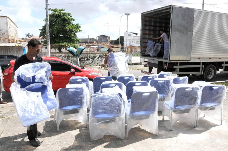 A Secretaria Estadual de Educação (Seduc) entregou, na manhã desta quarta-feira (16), 530 carteiras em Belém e Altamira. Foram novas entregas de um lote de 20 mil unidades que a Seduc adquiriu no início do ano. Desde março, já foram entregues mais de 15 mil carteiras. Nesta quarta-feira foram beneficiadas, em Belém, as escolas “Alexandre Zacarias de Assunção”; “XV de Outubro” e o Centro Comunitário “Bira Barbosa”; cada uma recebeu 40 unidades. As outras escolas atendidas na capital foram “Paes de Carvalho, “David Salomão Mufarrej” (foto), “Santa Maria de Belém”; “Pedro Amazonas Pedroso” e a “Professora Anésia”; que juntas receberam 210 carteiras. Na Escola Paes de Carvalho, no bairro da Campina, onde estudam dois mil alunos, a diretora Amália Cavalcante recebeu os equipamentos. Ela disse que as novas carteiras contribuem para o melhor funcionamento da escola, garantindo mais conforto aos alunos. Para melhorar o grau de conservação do mobiliário da escola, a unidade de ensino desenvolve uma campanha de conscientização do uso e preservação do patrimônio público.
FOTO: FERNANDO NOBRE / ASCOM SEDUC
DATA: 16.05.2018
BELÉM - PARÁ <div class='credito_fotos'>Foto: FERNANDO NOBRE/ASCOM SEDUC | <a href='/midias/2018/originais/a13c3fed-32f5-4646-b8e3-6f05db15424d.jpg' download><i class='fa-solid fa-download'></i> Download</a></div>