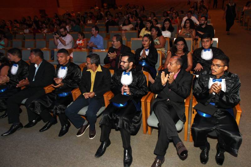 11 concluintes do Bacharelado em Música que colaram grau na noite desta quinta-feira (01) no Teatro Maia Sylvia Nunes, na Estação das Docas.
FOTO: CARLOS SODRÉ / AG. PARÁ
DATA: 01.03.2018
BELÉM - PARÁ <div class='credito_fotos'>Foto: CARLOS SODRÉ / AG. PARÁ | <a href='/midias/2018/originais/a13dd8d3-a75b-407a-9874-4063ddc497a9.jpg' download><i class='fa-solid fa-download'></i> Download</a></div>