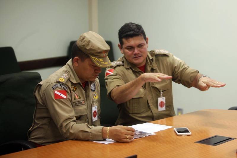 O governo do Estado intensificou as ações nas comunidades do município de Barcarena, no nordeste paraense, afetadas pela contaminação constatada pelo Instituto Evandro Chagas (IEC), no entorno da área de atuação da empresa Hydro. A força-tarefa de órgãos estaduais em parceria com a prefeitura municipal seguiu neste domingo (25), com a continuação do cadastramento de famílias, levantamento de possíveis problemas de saúde decorrentes da situação e distribuição de água potável, medidas emergenciais determinadas pelo Grupo de Trabalho do Governo do Estado. Ao todo, 30 profissionais da saúde, entre agentes de endemias e de saúde, além de 16 assistentes sociais, agentes da Defesa Civil, entre outros profissionais do Estado e Município atuam nos últimos dias nas comunidades de Bom Futuro, Vila Nova e Bujaruba. As equipes estão em campo para mapear e identificar as necessidades das famílias que residem nesses locais e que tipo de impacto que elas podem ter sofrido.
FOTO: IGOR BRANDÃO / AG PARÁ
DATA: 25.02.2018
BARCARENA - PARÁ <div class='credito_fotos'>Foto: IGOR BRANDÃO / AG. PARÁ | <a href='/midias/2018/originais/a144ff34-e2a9-4612-a01b-fec7fc4662af.jpg' download><i class='fa-solid fa-download'></i> Download</a></div>