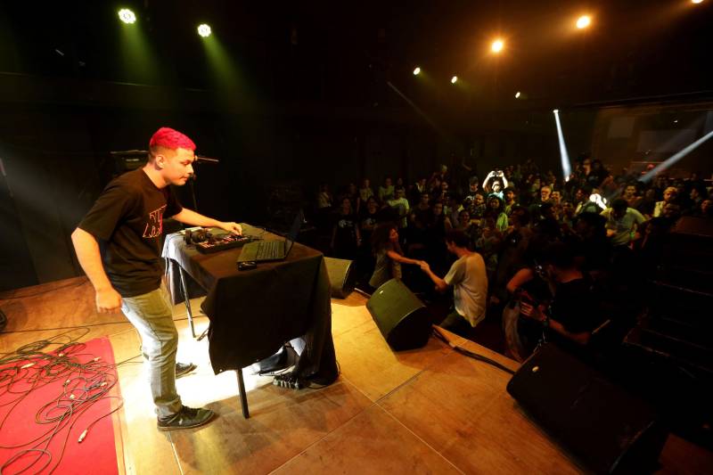 A TV Cultura do Pará exibe o show da Mostra Protótipo nesta quinta-feira (5), às 19h, com reprise no domingo (8), às 21h. O musical foi gravado no dia 21 do mês passado no Teatro Universitário Cláudio Barradas, em Belém, com a apresentação dos artistas selecionados: Orquestra Pau e Cordista de Carimbó, Azul Dossel, A Troca, DK, Inesita, Tula Tânia, Caruana, Gael Conhece o Mar, Pelé do Manifesto e Everton MC, e Toni Link (foto). "Acredito que a Cultura fez um trabalho incrível quando selecionou esses 10 artistas e revelou novos talentos ao público paraense. Mas é importante ressaltar que não descobrimos só estes 10. Nós temos 131 trabalhos de qualidade que podem perfeitamente estourar no cenário da música paraense. Prova disso é que vamos aproveitar todas as músicas da mostra e divulgá-las na Rádio Cultura", destacou o diretor da Rádio Cultura FM, Beto Fares.
FOTO: CAMILA LIMA / PORTAL CULTURA
DATA: 21.06.2018
BELÉM - PARÁ <div class='credito_fotos'>Foto: CAMILA LIMA / PORTAL CULTURA | <a href='/midias/2018/originais/a157bc19-65af-42ea-8a3a-e6b81036549e.jpg' download><i class='fa-solid fa-download'></i> Download</a></div>