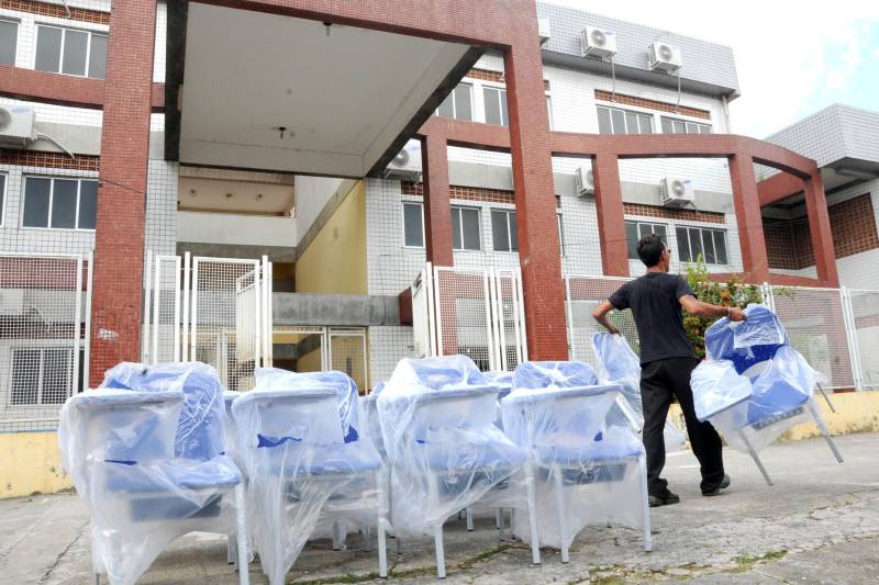 A Secretaria Estadual de Educação (Seduc) entregou, na manhã desta quarta-feira (16), 530 carteiras em Belém e Altamira. Foram novas entregas de um lote de 20 mil unidades que a Seduc adquiriu no início do ano. Desde março, já foram entregues mais de 15 mil carteiras. Nesta quarta-feira foram beneficiadas, em Belém, as escolas “Alexandre Zacarias de Assunção”; “XV de Outubro” e o Centro Comunitário “Bira Barbosa”; cada uma recebeu 40 unidades. As outras escolas atendidas na capital foram “Paes de Carvalho, “David Salomão Mufarrej” (foto), “Santa Maria de Belém”; “Pedro Amazonas Pedroso” e a “Professora Anésia”; que juntas receberam 210 carteiras. Na Escola Paes de Carvalho, no bairro da Campina, onde estudam dois mil alunos, a diretora Amália Cavalcante recebeu os equipamentos. Ela disse que as novas carteiras contribuem para o melhor funcionamento da escola, garantindo mais conforto aos alunos. Para melhorar o grau de conservação do mobiliário da escola, a unidade de ensino desenvolve uma campanha de conscientização do uso e preservação do patrimônio público.
FOTO: FERNANDO NOBRE / ASCOM SEDUC
DATA: 16.05.2018
BELÉM - PARÁ <div class='credito_fotos'>Foto: FERNANDO NOBRE/ASCOM SEDUC | <a href='/midias/2018/originais/a1583ea7-892c-429d-8166-e9fa5f1be6c1.jpg' download><i class='fa-solid fa-download'></i> Download</a></div>