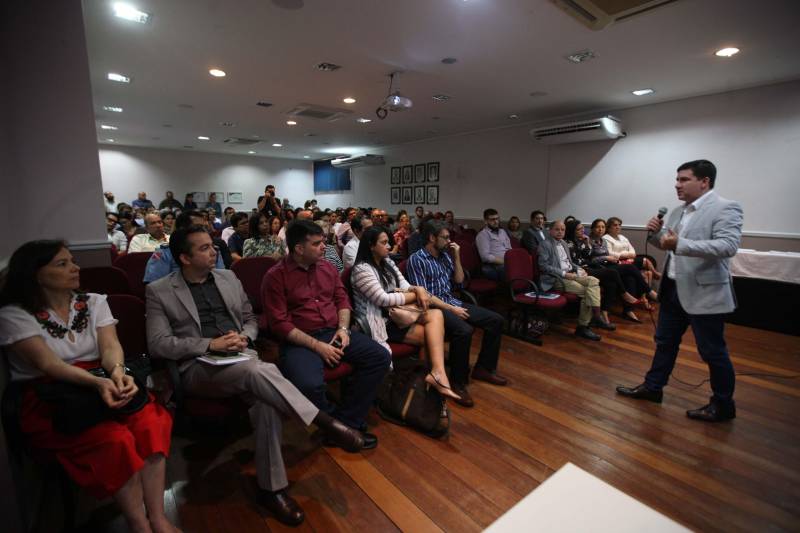 Um extenso relatório sobre as contas públicas do Pará, e das demais unidades da Federação, abrangendo o período de 1998 a 2016, foi lançado na manhã desta quinta-feira (1ª) durante o Café com Planejamento, ação mensal de formação continuada, realizada pela Secretaria de Estado de Planejamento (Seplan) para servidores públicos, mas também aberta a demais interessados. O estudo, que contém dados e informações sobre as contas públicas, visa atender à constante demanda dirigida à Diretoria de Estatística da Fundação Amazônia de Amparo a Estudos e Pesquisas (Fapespa), por diferentes grupos sociais. Na foto, o presidente da Fapespa, Eduardo Costa.
FOTO: RODOLFO OLIVEIRA / AG. PARÁ
DATA: 01.03.2018
BELÉM - PARÁ <div class='credito_fotos'>Foto: Rodolfo Oliveira/Ag. Pará | <a href='/midias/2018/originais/a15ae573-156d-4e1f-a8e8-807e5b3636b9.jpg' download><i class='fa-solid fa-download'></i> Download</a></div>