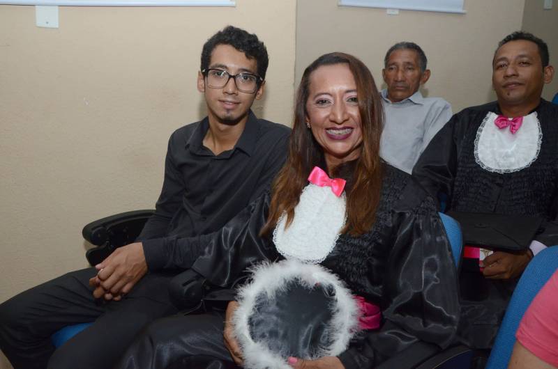 O auditório da Escola Técnica Deodoro de Mendonça, em Belém, sediou muito mais que uma cerimônia de formatura na noite desta sexta-feira (16). O clima no evento era de conquista, de vitória e de possibilidades de um futuro promissor para os 91 novos formandos dos cursos profissionalizantes ofertados pela Secretaria de Estado de Educação (Seduc). Na foto, a concluinte do curso de Segurança do Trabalho, Roberta Seabra.
FOTO: RAI PONTES / ASCOM SEDUC
DATA: 16.03.2018
BELÉM - PARÁ <div class='credito_fotos'>Foto: Rai Pontes/Ascom Seduc | <a href='/midias/2018/originais/a15c2d15-ef93-4f1a-85f7-488cddd65638.jpg' download><i class='fa-solid fa-download'></i> Download</a></div>