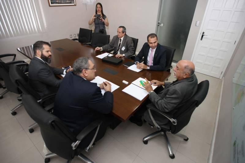 O governo do Pará e o Banco da Amazônia assinaram nesta quarta-feira, 25, um Protocolo de Intenções para união de esforços e atuação compartilhada para o desenvolvimento sustentável do Estado. A assinatura do documento aconteceu no Palácio dos Despachos, com a presença do governador Simão Jatene, do presidente do Banco da Amazônia, Valdecir Tose, do superintendente regional do banco no Pará, Luiz Lourenço Neto, e do secretário de estado de Desenvolvimento Econômico, Mineração e Energia, Eduardo Leão. O documento reforça a parceria existente entre as instituições, prevendo a realização de ações integradas, alinhadas aos Planos de Aplicação de Recursos do Fundo Constitucional de Financiamento do Norte (FNO) e de Aplicação dos Recursos Financeiros do Estado para 2018. “Queremos também mobilizar e integrar as classes produtoras e demais parceiros institucionais para aplicação dos recursos de fomento, em apoio ao desenvolvimento dos setores produtivos do Pará, em bases mais sustentáveis”, disse Valdecir Tose, presidente do Banco da Amazônia.
FOTO: ANTÔNIO SILVA / AG. PARÁ
DATA: 25.04.2018
BELÉM - PARÁ <div class='credito_fotos'>Foto: Antônio Silva/Ag. Pará | <a href='/midias/2018/originais/a1611981-3ac2-4a09-982e-ee4c570de9e2.jpg' download><i class='fa-solid fa-download'></i> Download</a></div>