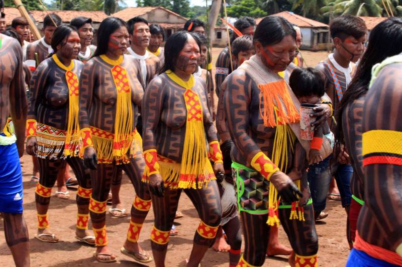 Está quase tudo pronto para a 6ª Semana dos Povos Indígenas, que começa neste domingo (15), em São Félix do Xingu, no sudeste do Pará. Antes de sair das aldeias em direção a São Félix – o terceiro maior município paraense em extensão territorial, atrás apenas de Altamira e Oriximiná –, as tribos fazem festa, numa espécie de preparação para os dias vindouros longe de casa. Na aldeia Krôkamôr, às margens do Rio Xingu e longe cerca de oito horas de barco da sede municipal, homens, mulheres e crianças Kayapó se unem na dança Kwyrykangô.
FOTO: RODOLFO OLIVEIRA / AG. PARÁ
DATA: 15.04.2018
SÃO FÉLIX DO XINGU - PARÁ <div class='credito_fotos'>Foto: Rodolfo Oliveira/Ag. Pará | <a href='/midias/2018/originais/a1651caa-6a16-45e6-85f5-9feeaa255654.jpg' download><i class='fa-solid fa-download'></i> Download</a></div>