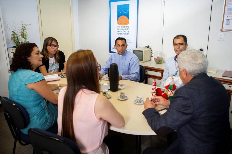 Doação de alimentos para o Lar de Maria e Paróquia Edwiges, arrecadados durante o projeto Planetário de Portas Abertas. A entrega ocorreu na manhã desta quarta-feira, 12, no Centro de Ciências e Planetário do Pará, em Belém.

FOTO: NAILANA THIELY / ASCOM UEPA
DATA: 12.12.2018
BELÉM - PARÁ <div class='credito_fotos'>Foto: Nailana Thiely / Ascom Uepa   |   <a href='/midias/2018/originais/a16734b1-a005-48d1-a57b-607024b651a2.jpg' download><i class='fa-solid fa-download'></i> Download</a></div>