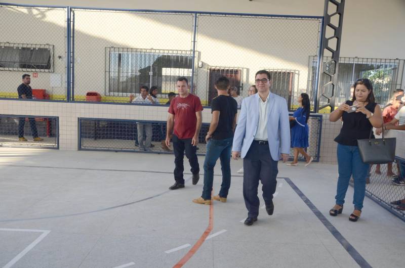 Após obras de reforma e ampliação, a Escola Estadual de Ensino Fundamental e Médio Maria das Mercês de Oliveira Conor, no município de Castanhal, foi entregue à população pela Secretaria de Estado de Educação (Seduc), na última quinta-feira (27). "Estamos entregando a escola completamente reformada e ampliada, desde os laboratórios e cantina, até as salas de aula. Temos a expectativa de que a comunidade abrace a escola, a oportunidade de ter melhoria no local de trabalho e, principalmente, consiga oportunizar qualidade de ensino a todos os estudantes da escola. É um grande avanço e uma grande conquista. Tenho certeza de que todos estão muito felizes com a nova escola”, disse o secretário adjunto de Ensino, José Roberto Silva (óculos).

FOTO: RAI PONTES / ASCOM SEDUC
DATA: 27.12.2018
CASTANHAL - PARÁ
 <div class='credito_fotos'>Foto: Rai Pontes/Ascom Seduc   |   <a href='/midias/2018/originais/a16db026-8f91-4c7c-848e-4666ee8c6cb9.jpg' download><i class='fa-solid fa-download'></i> Download</a></div>