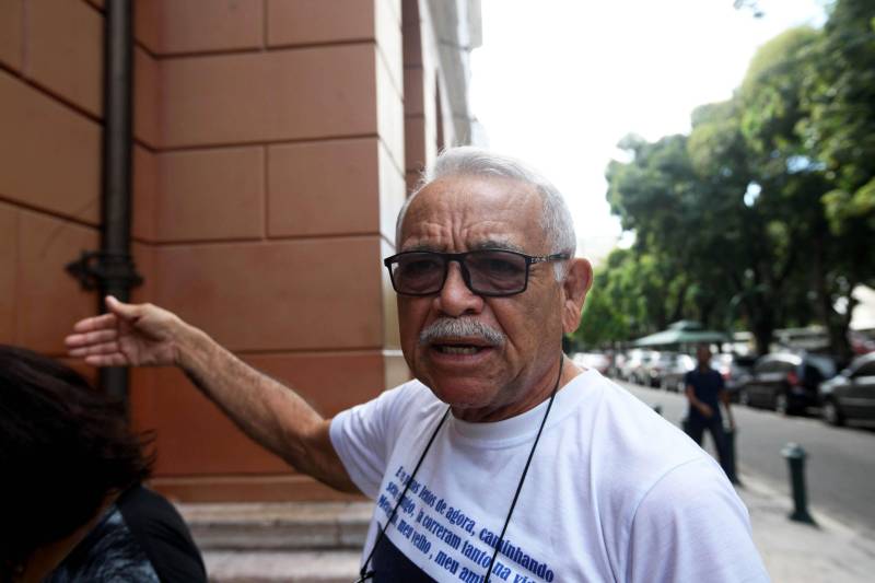 O aposentado Mário Printes, 74 anos, tem o costume de visitar o Theatro da Paz pelo menos uma vez ao mês. É apaixonado pela arquitetura e história do lugar e, se instigado, é capaz de falar horas sobre ele. Nesta quinta-feira (15), dia no qual o espaço completa 140 anos, o aposentado estava na fila para retirar o ingresso do concerto da Amazônia Jazz Band, que marcará, nesta mesma noite, o aniversário do prédio centenário. “Não poderia ficar de fora dessa programação. Seria como não prestigiar um amigo próximo e querido no dia do seu aniversário”, disse Mário. Com a regência do maestro Nelson Neves e a cantora Simone Almeida como convidada especial, o concerto “Celebrando Theatro da Paz e Waldemar Henrique” comemora o aniversário de 140 anos do teatro e 113 anos do maestro paraense – que nasceu na mesma data de fundação da casa. A entrada é gratuita e o espetáculo começa às 20 horas. Na foto, o aposentado Mário Printes, 74 anos.
FOTO: SIDNEY OLIVEIRA / AG PARÁ
DATA: 15.02.2018
BELÉM - PARÁ <div class='credito_fotos'>Foto: Sidney Oliveira/Ag. Pará | <a href='/midias/2018/originais/a17459d2-f568-4b38-a460-2323c5a2bc44.jpg' download><i class='fa-solid fa-download'></i> Download</a></div>