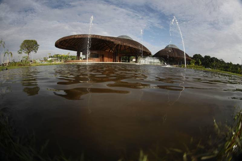 O Parque Estadual do Utinga (PEUt) o mais importante espaço de preservação e estudo da biodiversidade dentro da Região Metropolitana de Belém será reaberto à população a partir desta sexta,16, a partir das 16h30, com apresentações artísticas, com o Boi Veludinho, crianças do Pro Paz e a premiada Orquestra Sinfônica do Theatro da Paz. A apresentação será em um espaço ao ar livre e não será necessária a retirada de ingressos, por esse motivo, a recomendação é que o público chegue cedo, porque a entrada será fechada quando o espaço estiver lotado.
FOTO: THIAGO GOMES / AG. PARÁ
DATA: 16.03.2018
BELÉM - PARÁ <div class='credito_fotos'>Foto: Thiago Gomes /Ag. Pará | <a href='/midias/2018/originais/a1798ae1-7bdc-41b3-b9b8-d2400ca206ad.jpg' download><i class='fa-solid fa-download'></i> Download</a></div>