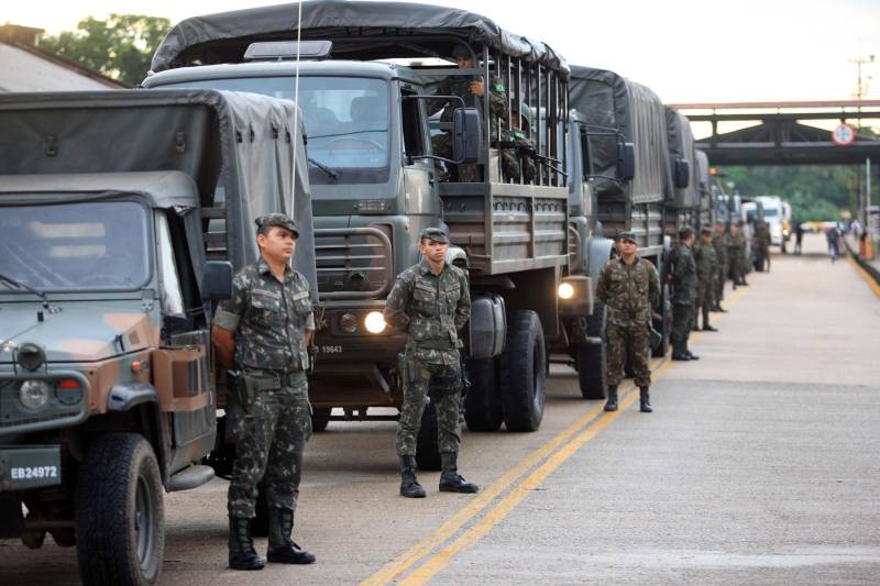 A Secretaria de Estado de Segurança Pública e Defesa Social (Segup) garantiu, em parceria com o Exército Brasileiro, por meio do Comando Militar do Norte, e amparada pelo Decreto número 9.382, de 25 de maio de 2018, o reforço na segurança durante o traslado dos caminhões com combustíveis que saíram do Porto de Miramar para o município de Santa Maria do Pará.
FOTO: THIAGO GOMES / AG. PARÁ
DATA: 29.05.2018
MARITUBA - PARÁ <div class='credito_fotos'>Foto: Thiago Gomes /Ag. Pará | <a href='/midias/2018/originais/a17b6b61-43cd-45e3-813d-c08a060013eb.jpg' download><i class='fa-solid fa-download'></i> Download</a></div>