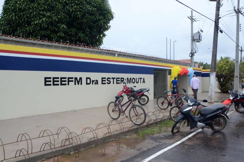 A Secretaria de Estado de Educação realizou na tarde desta terça-feira (04) visita para entrega de obra da Escola Estadual de Ensino Fundamental e Médio Dra. Ester Mouta (foto), no município de Ponta de Pedras, na Ilha do Marajó. “A toda a comunidade e munícipe de Ponta de Pedras, a Escola Ester Mouta”, entregou a Secretaria de Estado de Educação, Ana Claudia Serruya Hage. “Nos inauguramos a escola com padrão de qualidade e agora cabe a todos os alunos, diretores e professores zelarem por esta escola que é um patrimônio púbico e que certamente várias gerações ainda passarão por ela. E que possamos manter ainda mais a cultura e a educação elevada em Ponta de Pedras", frisou Ana Claudia.
FOTO: FERNANDO NOBRE / ASCOM SEDUC
DATA: 04.12.2018
PONTAS DE PEDRAS - PARÁ <div class='credito_fotos'>Foto: FERNANDO NOBRE/ASCOM SEDUC | <a href='/midias/2018/originais/a17bfcf6-0346-4438-8182-6f1c4d4d8b84.jpg' download><i class='fa-solid fa-download'></i> Download</a></div>