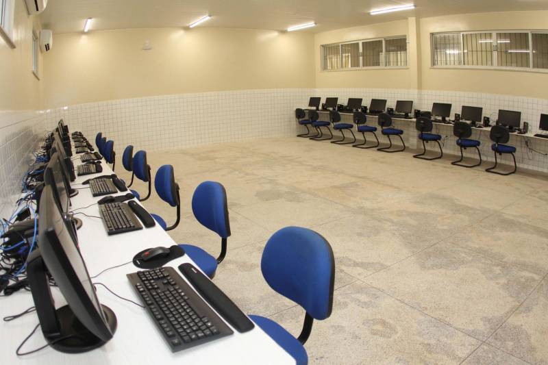 Um painel, no pátio da Escola Estadual de Ensino Médio Ruth Guimarães Ferreira, no distrito de Murinim, em Benevides, mostra 16 alunos da unidade aprovados nos últimos vestibulares. Desses, 12 irão estudar na Universidade Federal do Pará (UFPA). São os primeiros resultados de um processo que começou há nove meses, quando a escola entrou em reforma e ampliação. A nova “Ruth Guimarães Ferreira” foi entregue oficialmente nesta segunda-feira, 26, pelo governador Simão Jatene. Reformada e ampliada, a escola tem agora seis salas de aula; quatro laboratórios (multiuso, multidisciplinar, informática e de leitura); cozinha; refeitório e dispensa; quadra poliesportiva, vestiários feminino e masculino; área de convivência; sala para Atendimento Educacional Especializado (AEE) e acessos para pessoas com deficiência. Espaços de sobra para seus 892 alunos, distribuídos em três turnos do Ensino Médio. A obra custou R$ 2,446 milhões.
FOTO: CRISTINO MARTINS / AG. PARÁ
DATA: 26.03.2018
BENEVIDES - PARÁ <div class='credito_fotos'>Foto: Cristino Martins/Ag. Pará | <a href='/midias/2018/originais/a17d5eae-b4b2-4490-b98e-4db85ffb9908.jpg' download><i class='fa-solid fa-download'></i> Download</a></div>