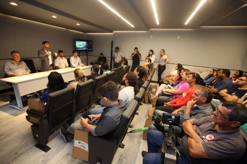 Jornalistas, influenciadores digitais e membros da sociedade civil organizada participaram, nesta quinta-feira (15), da visita guiada ao Parque Estadual do Utinga (Peut) que será inaugurado na sexta-feira (16), às 16h30. Os convidados foram recebidos pelo secretário estadual de Cultura, o arquiteto Paulo Chaves; pelo presidente do Ideflor-bio, Thiago Novaes; pelo gerente do Peut, Julio Meyer; pelo secretário de comunicação, Daniel Nardin e pelo representante da diretoria da Unidade de Conservação do Parque, Wendel Andrade. O evento começou às 9h com a apresentação das melhorias feitas no espaço durante as obras, dos serviços que funcionarão no local e de algumas normas de utilização desse novo equipamento.
FOTO: SIDNEY OLIVEIRA / AG. PARÁ
DATA: 15.03.2018
BELÉM - PARÁ <div class='credito_fotos'>Foto: Sidney Oliveira/Ag. Pará | <a href='/midias/2018/originais/a17efcda-4e0b-49d7-b576-c3e672a2e39c.jpg' download><i class='fa-solid fa-download'></i> Download</a></div>