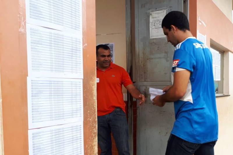 Penitenciário do Estado (Susipe) que oferece 969 vagas iniciou neste domingo, 11, pela manhã. Dos 17.545 que deveriam fazer a prova no período da manhã, 12.391 compareceram para concorrer aos cargos de Assistente Administrativo, Enfermagem, Pedagogo (Especialista em Educação) e Técnico em Gestão de Informática, cargos com provas pela manhã. De acordo com a empresa AOCP Concursos Públicos, organizadora do certame, 5.063 candidatos faltaram representando 29.01% do quantitativo que deveria fazer a prova nesta manhã. O concurso também terá provas a tarde e no próximo domingo, 18. Em Castanhal, dos 1.740 candidatos inscritos para o cargo de assistente administrativo, 452 faltaram, mais de 25% do total de inscritos. O candidato Werleson Silveira veio de Bragança fazer a prova em Castanhal. Ele já é concurseiro e está ansioso pra entrar no mercado de trabalho. “É o terceiro concurso que faço, mas ainda não consegui passar. Estou confiante neste concurso. Estudei em casa mesmo. Comprei apostila e assisti às aulas pela internet também. Estou desempregado e espero ter um bom resultado”, disse. Infelizmente nem todos conseguiram fazer prova. O candidato Emanoel Oliveira veio de Mocajuba na noite de ontem (17). Ele passou 7h na estrada, mas chegou um minuto atrasado e os portões já tinham sido fechados no Instituto Federal de Educação Tecnológica (IFPA) em Castanhal. “Perdi meu cartão de inscrição e aí minha namorada falou que meu local de prova era na UFPA. Cheguei lá e me disseram que a prova era no IFPA. Com essa confusão da escola acabei me atrasando e perdi a prova. Agora é tentar na próxima”, contou.
FOTO: ASCOM / SEAD
DATA: 11.03.2018
ALTAMIRA - PARÁ <div class='credito_fotos'>Foto: ASCOM SEAD | <a href='/midias/2018/originais/a192d905-216b-4d38-a5f5-e4290f88dad2.jpg' download><i class='fa-solid fa-download'></i> Download</a></div>