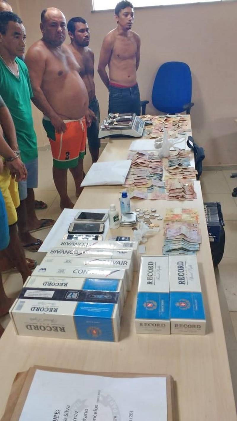 As Polícias Civil e Militar deflagraram, nesta sexta-feira (15), a operação denominada Petros, em Capanema, nordeste do Pará, para combate ao tráfico de drogas no município. Ao todo, 24 mandados de busca e apreensão foram decretados pela Justiça autorizando os policiais a revistar residências apontadas pelas investigações policiais como pontos de venda de drogas no município. Nove pessoas (foto) foram presas em flagrante. Mais de 400 gramas de pedras de óxi foram apreendidos. Sob coordenação da Superintendência da Polícia Civil na Região do Caeté, a operação foi às ruas a partir de 6h. De acordo com o delegado Alberone Lobato, titular da Superintendência, além das drogas, a operação resultou na apreensão de materiais usados no tráfico de drogas, como balança de precisão, cerca de R$ 5 mil em dinheiro resultantes da venda de entorpecentes e nove caixas de cigarros contrabandeados.
FOTO: ASCOM / POLÍCIA CIVIL
DATA: 15.06.2018
CAPANEMA - PARÁ <div class='credito_fotos'>Foto: Ascom / Polícia Civil | <a href='/midias/2018/originais/a197ac71-61bb-48fb-b2d4-991748855792.jpg' download><i class='fa-solid fa-download'></i> Download</a></div>