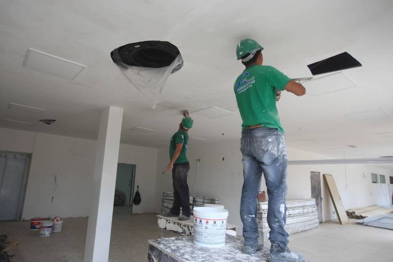 A região nordeste do Estado vai contar com mais uma opção em atendimento de saúde de alta complexidade em pouco tempo. O Governo do Estado está finalizando a execução dos serviços do moderno Hospital Regional Público dos Caetés (foto), no município de Capanema, que entra na fase final para repasse à Secretaria de Estado de Saúde Pública – Sespa, responsável pelo funcionamento da nova casa de saúde. A previsão da Secretaria de Obras para finalizar o projeto é até o final de 2018, somando investimentos de R$37 milhões - recursos do tesouro do estadual, sendo R$ 25 milhões para obras físicas e R$ 12 milhões para aquisição de equipamentos. Após a entrega do Hospital, não apenas a população de Capanema, mais de outros 17 municípios próximos passarão a contar com estrutura de atendimento médico com 60 leitos, sendo 10 de UTI adulto e outros 10 de UTI neonatal, além de consultórios, centro cirúrgico com três salas transfusional, laboratório e banco de leite, entre outros serviços médicos.
FOTO: SIDNEY OLIVEIRA / AG. PARÁ
DATA:17.10.2018
CAPANEMA - PARÁ
<div class='credito_fotos'>Foto: Sidney Oliveira/Ag. Pará | <a href='/midias/2018/originais/a199bb92-fbba-4fdc-9fa6-0e913e3c0b60.jpg' download><i class='fa-solid fa-download'></i> Download</a></div>