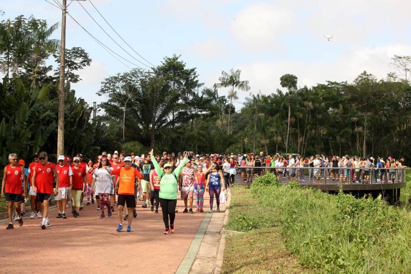 Uma reabertura feita a milhares de mãos. A fita inaugural colocada no inicio da trilha principal do Parque do Utinga foi rompida por mais de cinco mil pessoas ansiosas pelo inicio da caminhada, marcando o segundo dia da programação de reabertura do mais novo espaço paraense de lazer e interatividade com a natureza.
FOTO: SIDNEY OLIVEIRA / AG. PARÁ
DATA: 17.03.2018
BELÉM - PARÁ <div class='credito_fotos'>Foto: Sidney Oliveira/Ag. Pará | <a href='/midias/2018/originais/a19cb819-98eb-48e3-b70e-372de5a93256.jpg' download><i class='fa-solid fa-download'></i> Download</a></div>