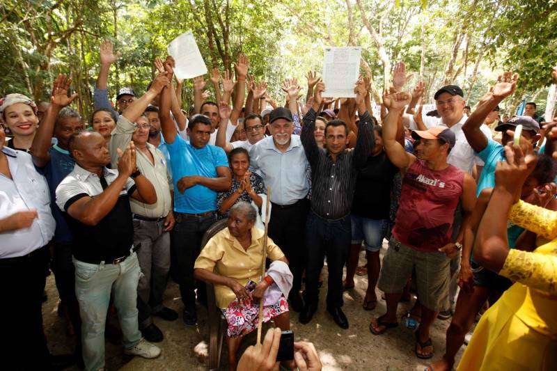 As comunidades fizeram uma grande festa nesse dia considerado histórico para as famílias beneficiadas.
FOTO: SIDNEY OLIVEIRA / ARQUIVO AG. PARÁ
DATA: 04.09.2015
GARRAFÃO DO NORTE - PARÁ <div class='credito_fotos'>Foto: Sidney Oliveira/Ag. Pará | <a href='/midias/2018/originais/a1a98377-6ce2-4740-93cb-1d71673aac4b.jpg' download><i class='fa-solid fa-download'></i> Download</a></div>
