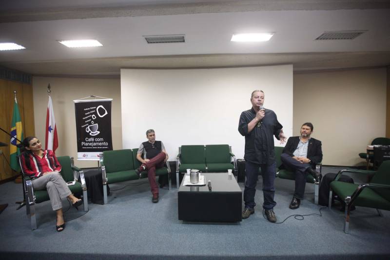 Destinado a atender o micro e o pequeno empreendedor paraense, o CredCidadão, programa de microcrédito do Governo do Estado, foi tema do 53º Café com Planejamento, realizado na manhã desta quinta-feira (28), pela Secretaria de Estado de Planejamento (Seplan). A iniciativa do Governo do Estado visa proporcionar crédito acessível e adequado a criação, crescimento e consolidação de empreendimentos formais e informais. Segundo Brenda Maradei, coordenadora setorial de proteção e desenvolvimento social da diretoria de planejamento da Seplan, o microcrédito é “uma ferramenta de política social, no combate à pobreza e à geração de emprego e renda, voltado para a parcela da população excluída do mercado de trabalho”. Na foto, o empreendedor Ramires Garcia.
FOTO: THIAGO GOMES / AG. PARÁ
DATA: 28.06.2018
BELÉM - PARÁ <div class='credito_fotos'>Foto: Thiago Gomes /Ag. Pará | <a href='/midias/2018/originais/a1b9f964-1c32-413d-b265-3497ae2a8903.jpg' download><i class='fa-solid fa-download'></i> Download</a></div>