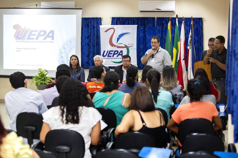 Posse de professores concursados na Uepa em Marabá, na tarde desta sexta-feira, 6, no auditório do bloco IV.
FOTO: NAILANA THIELY
DATA: 06.04.18
MARABÁ-PARÁ
<div class='credito_fotos'>Foto: Agência Pará | <a href='/midias/2018/originais/a1becc4a-7970-4f8f-9425-2d3775947912.jpg' download><i class='fa-solid fa-download'></i> Download</a></div>