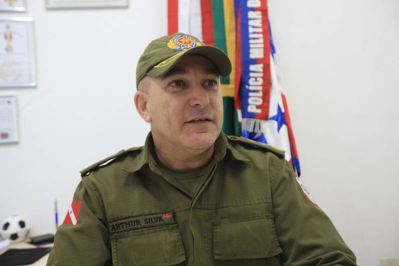 “A sociedade está prestes a receber novos policiais, profissionais prontos e treinados para defender o cidadão. Mesmo ainda não tendo encerrado o curso, já me sinto um PM. A instituição pode ter certeza que estarei sempre de pronto-emprego para atender no que ela precisar de mim”. A fala do aluno do Centro de Formação, dita nesta segunda-feira (7) durante uma aula do Curso de Formação e Aperfeiçoamento de Praças (CFAP) da Polícia Militar do Pará, demonstra o sentimento dos cerca de 2 mil homens e mulheres que estão próximos de encerrar o curso e iniciar seus trabalhos nas ruas. Em Belém, na sede do CFAP, estão em fase de conclusão da formação, cerca de 500 alunos, entre homens e mulheres. Já no interior do Estado, outros 1. 500 passam pelo curso que também acontece nos municípios Conceição do Araguaia, Itaituba, Santarém, Marabá, Parauapebas, Castanhal, Santa Izabel do Pará, Tucuruí, Paragominas, Capanema, Bragança, Altamira, Barcarena, Soure e Breves. A previsão é que no início de agosto deste ano, todos já estejam efetivamente nas ruas. Aprovados no último concurso público da instituição, os futuros policiais estão desde outubro de 2017 participando de um novo modelo formação. De acordo com o major Arthur Silva (foto), sub-comandante do CFAP, a mudança na grade do curso quase dobrou o número de horas aula.
FOTO: RODOLFO OLIVEIRA / AG. PARÁ
DATA: 08.05.2018
BELÉM - PARÁ <div class='credito_fotos'>Foto: Rodolfo Oliveira/Ag. Pará | <a href='/midias/2018/originais/a1c59c60-f26f-4897-ad28-4de4169a0b81.jpg' download><i class='fa-solid fa-download'></i> Download</a></div>