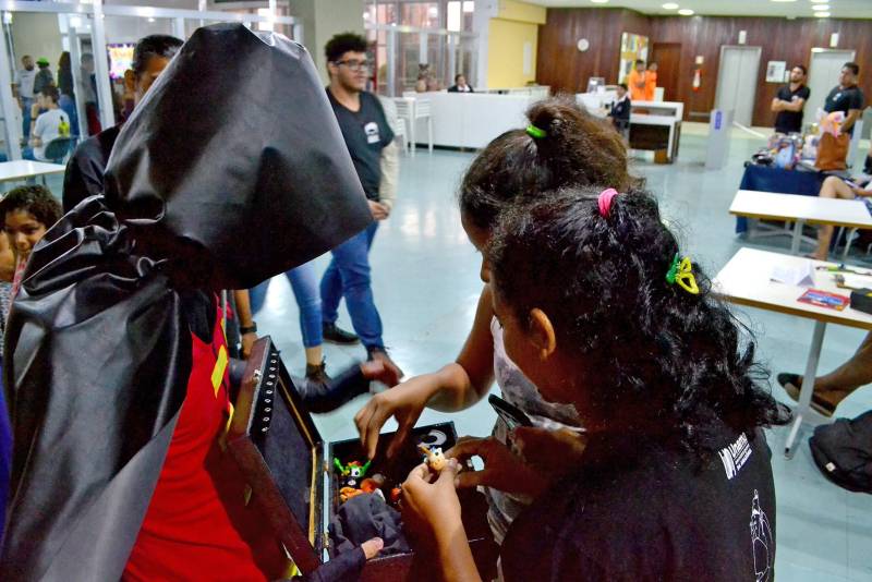 O grupo +GEEK, por meio de uma parceria com a Fundação Cultural do Pará (FCP), realizará o evento de cultura nerd +HERO DAY, com oficinas, palestras e jogos à disposição do público, gratuitamente. A programação começará na quinta-feira (22), das 14 às 19 h, e será encerrada no sábado (24). Os termos nerd e geek já fazem parte da realidade da maioria dos jovens, e estão inseridos em um dos mercados que mais crescem no mundo. Referem-se a jogos, histórias em quadrinhos, livros, filmes e séries, geralmente ligados à fantasia ou ficção científica. As fantasias, ou cosplays, também ganham destaque em eventos como esse, quando os frequentadores se vestem como seus personagens preferidos.
FOTO: ASCOM / FCP
DATA: 20.03.2018
BELÉM - PARÁ <div class='credito_fotos'>Foto: ASCOM FCP | <a href='/midias/2018/originais/a1c9a891-1c99-44ab-b5a0-1254708995b8.jpg' download><i class='fa-solid fa-download'></i> Download</a></div>