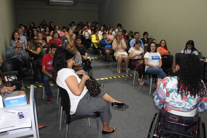 O Núcleo de Articulação e Cidadania (NAC) do Governo do Pará, por meio do Plano Existir e em parceria com a Fundação Cultural do Pará (FCP) e a Imprensa Oficial do Estado; lançou na manhã dessa quarta-feira (19), o Caderno Expresso (foto). O evento foi realizado em um dos auditórios da Biblioteca Pública Arthur Viana, em Belém. O Caderno Expresso é constituído por produções de artistas, iniciantes ou não, de pessoas com deficiência. São poesias, desenhos, pinturas, multimídia, histórias de vida e quadrinhos. A diretora geral do NAC, Daniele Khayat, deu início a cerimônia, que também contou com representantes dos órgãos que fazem parte do Comitê Gestor do Plano Existir. “Nós conseguimos avançar. Saímos dos limites e alcançamos diversas regiões do estado. É importante que a sociedade civil organizada dê prosseguimento a esse trabalho, peça, fale e tenha voz. As feiras, os projetos, o apoio ao esporte, e tudo que o Plano Existir realizou deve ser levado em frente, o trabalho em prol da pessoa com deficiência não pode parar”, concluiu a diretora.

FOTO: RUAN MOARES / ASCOM NAC
DATA: 19.12.2018
BELÉM - PARÁ <div class='credito_fotos'>Foto: RUAN MORAES / ASCOM NAC   |   <a href='/midias/2018/originais/a1cbfe3d-7147-48bd-8cb6-17ce01553d47.jpg' download><i class='fa-solid fa-download'></i> Download</a></div>