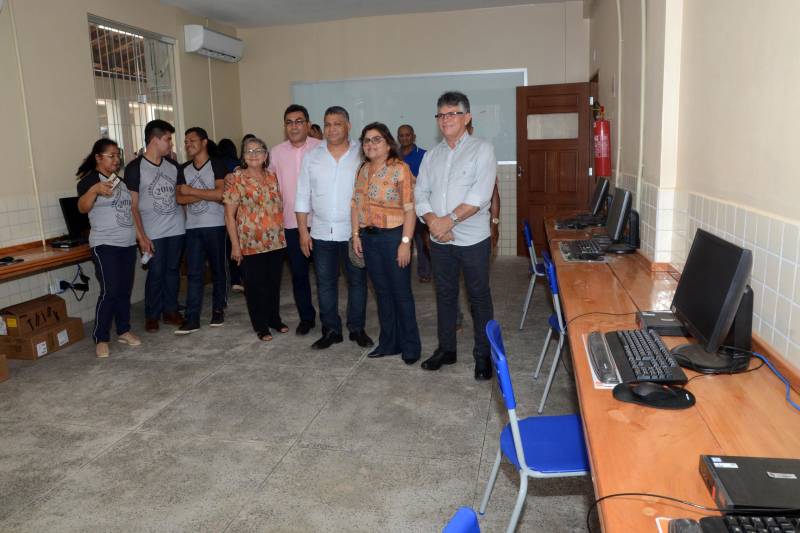 “A escola é um sonho”. Quem expressou esse sentimento foi o aluno do 3º ano do Ensino Médio, Renan Abreu, durante a entrega da obra de reforma e ampliação da Escola Estadual de Ensino Fundamental e Médio Emanuel Salgado Vieira, no município de Juruti, realizada na manhã desta quarta-feira (5), pela secretária de Estado de Educação, Ana Cláudia Serruya Hage (blusa estampada). “Hoje recebemos a escola totalmente reformada e ampliada; já passamos por várias batalhas, lutamos para este sonho se tornar realidade, vivemos momentos difíceis, somos vitoriosos e teremos uma visão diferente da escola, estamos muito felizes e realizados”, complementa o estudante.

FOTO: FERNANDO NOBRE / ASCOM SEDUC
DATA: 05.12.2018
JURUTI - PARÁ <div class='credito_fotos'>Foto: FERNANDO NOBRE/ASCOM SEDUC   |   <a href='/midias/2018/originais/a1cd0dfb-b08b-4252-8104-fb74d99ba0c1.jpg' download><i class='fa-solid fa-download'></i> Download</a></div>