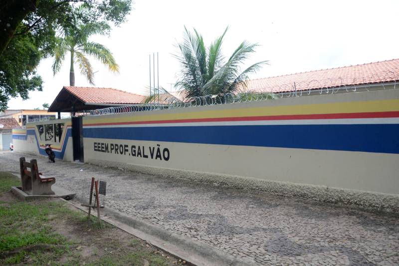 A Escola de Ensino Médio Professor Galvão (foto), em Augusto Corrêa, segue o mesmo padrão estrutural, com 13 novas salas de aula, laboratórios, além de copa, cozinha, banheiros e quadra coberta. A unidade escolar recebeu a instalação de 44 centrais de ar, 26 computadores, 26 monitores e 500 novas carteiras, que vão atender 1.380 alunos. A obra recebeu R$ 3.049.931,38 mil em investimentos. Segundo a aluna Natália Reis de Assis, estudante do 2º  do ano do Ensino Médio na Escola Professor Galvão, “na antiga escola tínhamos dificuldade de aprender nas aulas, pois fazia muito calor nas salas de aula. Hoje, temos salas refrigeradas, isoladas do barulho e agora as aulas são mais dinâmicas”, avalia.

FOTO: FERNANDO NOBRE / ASCOM SEDUC
DATA: 17.12.2018
AUGUSTO CORRÊA - PARÁ <div class='credito_fotos'>Foto: FERNANDO NOBRE/ASCOM SEDUC   |   <a href='/midias/2018/originais/a1ce0c7d-674e-45c0-b10e-d1de7d069666.jpg' download><i class='fa-solid fa-download'></i> Download</a></div>