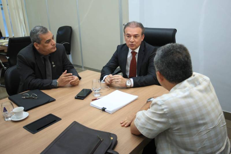 O Governo do Estado do Pará iniciou, nesta terça-feira (6), a transição da administração ao futuro governo. Na sede da Procuradoria Geral do Estado, o Procurador-geral, Ophir Cavalcante Júnior (c) e o Auditor-geral do Estado, Roberto Amoras (e), receberam o ex-deputado Parsifal Pontes (d), coordenador da quipe de transição do governador eleito, Hélder Barbalho.
FOTO: THIAGO GOMES / AG. PARÁ
DATA: 06.11.2018
BELÉM - PARÁ <div class='credito_fotos'>Foto: Thiago Gomes /Ag. Pará | <a href='/midias/2018/originais/a1da0bce-f4a8-41c8-9761-3f62b34ff58d.jpg' download><i class='fa-solid fa-download'></i> Download</a></div>