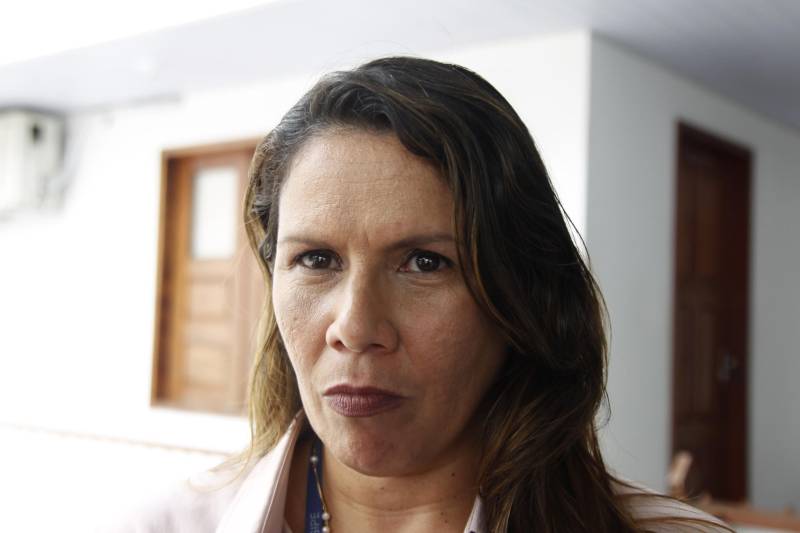 A Superintendência do Sistema Penitenciário do Estado (Susipe) realizou nesta quinta-feira, 10, a premiação do 3º Concurso de Redação realizado pela Defensoria Pública da União (DPU), com o apoio do Departamento Penitenciário Nacional (Depen), e que teve como tema "Mais direitos, menos grades". O evento teve por objetivo a certificação dos internos custodiados no Centro de Recuperação do Coqueiro (CRC), que conquistaram os três primeiros lugares de todo o Brasil. Na foto, a coordenadora de Educação Prisional da Susipe, Aline Mesquita.
FOTO: AKIRA ONUMA / ASCOM SUSIPE
DATA: 10.05.2018
BELÉM - PARÁ <div class='credito_fotos'>Foto: Akira Onuma / Ascom Susipe | <a href='/midias/2018/originais/a1df0513-a0fb-41dc-a18e-146f867155b7.jpg' download><i class='fa-solid fa-download'></i> Download</a></div>