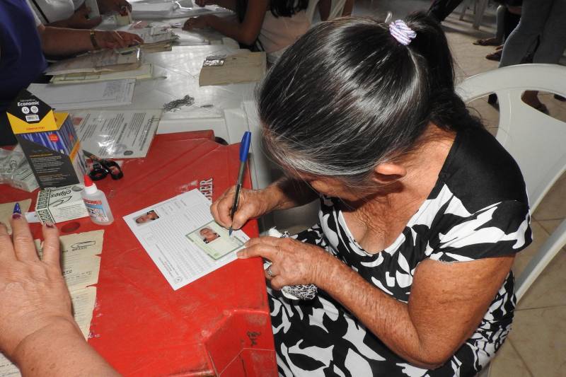 Começou nesta segunda-feira (19) e segue até o dia 21, no município de Augusto Corrêa, na Região do Salgado, as ações do Pro Paz Cidadania. Os atendimentos à população ocorreram em dois dias, simultaneamente, no Centro de Nazaré e no Instituto Casa da Fraternidade, no bairro Nazaré. Os moradores da cidade puderam solicitar a emissão de registro geral (RG), CPF, Certidão de Nascimento (1ª e 2ª via), Identidade Jovem (Id jovem) e Identidade de Nome Social, assim como aconselhamento jurídico. A maior procura é por RG e Certidão de Nascimento, justamente um dos focos da caravana que é reduzir os sub-registros.
FOTO: CARLOS SODRÉ / AG. PARÁ
DATA: 19.03.2018
AUGUSTO CORRÊA - PARÁ <div class='credito_fotos'>Foto: Carlos Sodré/Agência Pará | <a href='/midias/2018/originais/a1e02977-dc4a-4f1e-9d5a-1cf0e8e6ef44.jpg' download><i class='fa-solid fa-download'></i> Download</a></div>