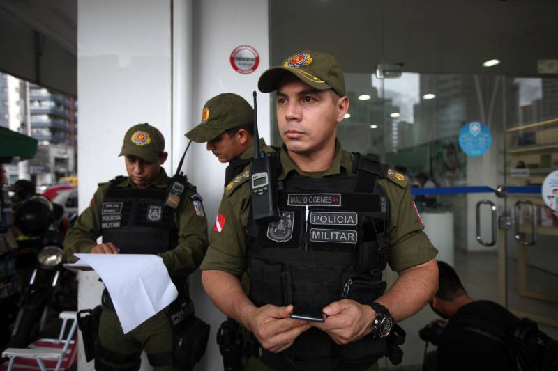 Na tarde de ontem, a Polícia Militar deflagrou a Operação “Polícia nas Ruas”, o que levou um reforço de policiamento a oito bairros da capital. A partir das 16h, cerca de 80 militares de diversos batalhões, subordinados ao Comando de Policiamento da Capital I (CPC I), atuaram no incremento da segurança em toda a área do 2º Batalhão de Polícia Militar (2º BPM). Na Operação foram utilizadas sete viaturas e 25 motocicletas que, segundo o major Diógenes Braga, subcomandante do 2º BPM e comandante da Operação, serviram para dar apoio direto aos policiais que foram divididos no policiamento a pé, em pontos estratégicos dos bairros. Na foto, o major Diógenes Braga, subcomandante do 2º BPM e comandante da Operação.
FOTO: THIAGO GOMES / AG. PARÁ
DATA: 05.05.2018
BELÉM - PARÁ <div class='credito_fotos'>Foto: Thiago Gomes /Ag. Pará | <a href='/midias/2018/originais/a1e4d771-61f0-49c4-8630-3b725cb42092.jpg' download><i class='fa-solid fa-download'></i> Download</a></div>