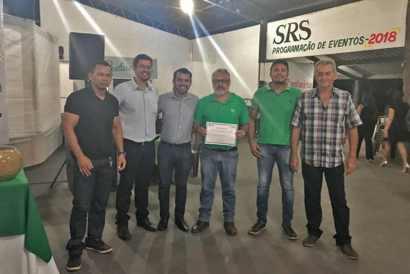 Outro curso oferecido pela Emater, no mês de abril, desta vez no município de Santana do Araguaia (foto), no sul do Pará, foi o de permacultura - sistema de princípios agrícola e social de design centrado em simular ou utilizar diretamente os padrões e características observados em ecossistemas naturais. Encerrado no dia 20, o curso contou com a presença do vice-governador, Zequinha Marinho, e foi oferecido no contexto do Projeto de Educação, Gestão e Difusão da Permacultura no Estado, promovido em parceria entre a Emater, a Escola de Governança Pública do Estado do Pará (EGPA), e outros apoiadores como Ideflor-Bio, Sebrae, e Sindicato Rural local. O projeto, idealizado pelo próprio vice-governador, é coordenado pela Diretoria de Desenvolvimento de Programa Estratégico em Governança Pública (DDPG), junto com o Centro de Desenvolvimento de Competências e Habilidades Profissionais em Governança Pública (CDHP), como mais um elemento de alinhamento do setor agrícola, com capacitações gratuitas em permacultura, essencial para a agricultura familiar.
FOTO: ASCOM / EMATER
DATA: 23.04.2018
SANTANA DO ARAGUAIA - PARÁ <div class='credito_fotos'>Foto: ASCOM EMATER | <a href='/midias/2018/originais/a1ef6a38-7655-4683-8c49-7f30136a7943.jpg' download><i class='fa-solid fa-download'></i> Download</a></div>