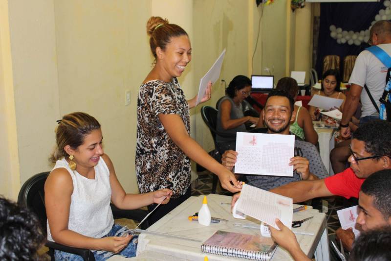 A pizza de talos e o bolo de banana fizeram parte do cardápio do último dia do curso de alimentação alternativa e reaproveitamento de alimentos (foto), nessa sexta-feira (27), no Bairro Curió-Utinga, em Belém. O curso faz parte do Projeto Cozinha Sustentável e foi realizado no Centro Comunitário da Passagem Cruzeiro Unidos com o Pantanal, por meio de parceria entre o Núcleo de Articulação e Cidadania (NAC) e a Empresa de Assistência Técnica e Extensão Rural do Estado do Pará (Emater). O objetivo da capacitação é oportunizar a inclusão socioprodutiva para pessoas em situação de vulnerabilidade social, com a produção de alimentos, contribuindo para a gestão autônoma de geração de renda em ações que priorizam o empreendedorismo individual para o desenvolvimento da economia local. Na foto, curso de culinária doce com cartonagem, realizado na Igreja Assembleia de Deus, no Bairro Pedreira, em Belém.
FOTO: RUAN MORAES / ASCOM NAC
DATA: 27.04.2018
BELÉM - PARÁ <div class='credito_fotos'>Foto: Ascom NAC | <a href='/midias/2018/originais/a1fbbc54-2354-48ae-870d-fd63d27cbe4e.jpg' download><i class='fa-solid fa-download'></i> Download</a></div>