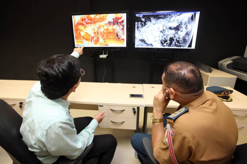 Além da sala de situação, o Centro Integrado de Monitoramento Ambiental (CIMAM), também auxilia no monitoramento do tempo e do clima no Pará, fornecendo informações para outros órgãos que atuam nessa força tarefa. Na foto, Saulo Carvalho, coordenador de Meteorologia e Hidrologia da Secretaria de Meio Ambiente e Sustentabilidade (Semas) e o coronel Augusto Lima, subcomandante geral do Corpo de Bombeiros.
FOTO: SIDNEY OLIVEIRA / AG. PARÁ
DATA: 16.02.2018
BELÉM - PARÁ <div class='credito_fotos'>Foto: Sidney Oliveira/Ag. Pará | <a href='/midias/2018/originais/a1fec3d5-f74f-44c7-ab51-68f343bf00f8.jpg' download><i class='fa-solid fa-download'></i> Download</a></div>